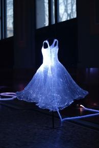 Robe_lumineuse_-_Tae_Gon_KIM_-Biennale_internationale_du_verre