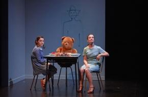 Sirnes-ou-la-poursuite-des-origines-au-fil-des-femmes--Theatre-du-rond-point3