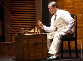 Le-Joueur-dechecs-Francis_Huster-Theatre_Rive_Gauche2