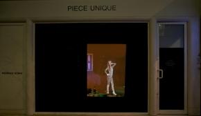 Pierrick_Sorin_JE_REVIENS_A_19H_installation_dans_la_vitrine_de_la_galerie_Piece_unique._Credits_photo_Pierrick_Sorin_-_Courtesy_Galerie_Piece_Unique