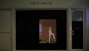 Pierrick_Sorin_JE_REVIENS_A_19H_installation_dans_la_vitrine_de_la_galerie_Piece_unique_Paris._Credits_photo_Pierrick_Sorin_-_Courtesy_Galerie_Piece_Unique