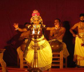 Le Nangyar Kuthu Inde