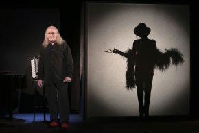 BARBARA ET LHOMME EN HABIT ROUGE Théâtre Rive Gauche-Paris14ème crédit F. RAPPENEAU - 03 WEB