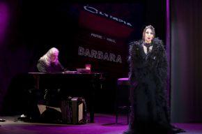 BARBARA ET LHOMME EN HABIT ROUGE Théâtre Rive Gauche-Paris14ème crédit F. RAPPENEAU - 42 WEB - Tous droits cédés