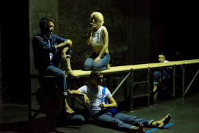 garcon de la piscine