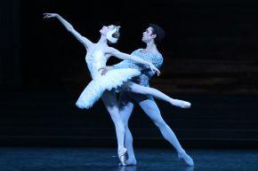 Svetlana Loboff   Opera national de Paris-Le-Lac-des-cygnes---Mathias-Heymann-et-Myriam-Ould-Braham--Svetlana-Loboff---OnP--2--800 copie