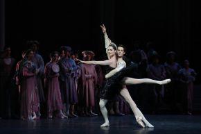 Svetlana Loboff   Opera national de Paris-Le-Lac-des-cygnes---Mathieu-Ganio-et-Amandine-Albisson--Svetlana-Loboff---OnP-800 copie copie