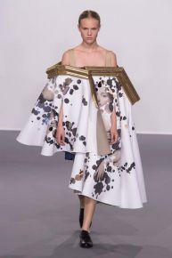 defile-viktor-amp-rolf-automne-hiver-2015-2016-paris-look-10