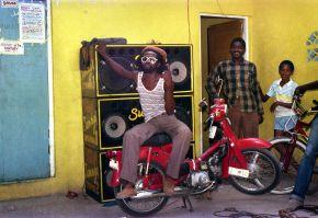 4-Le chanteur Nitty Gritty dans la cour de King Jammy 1985  Beth Lesser