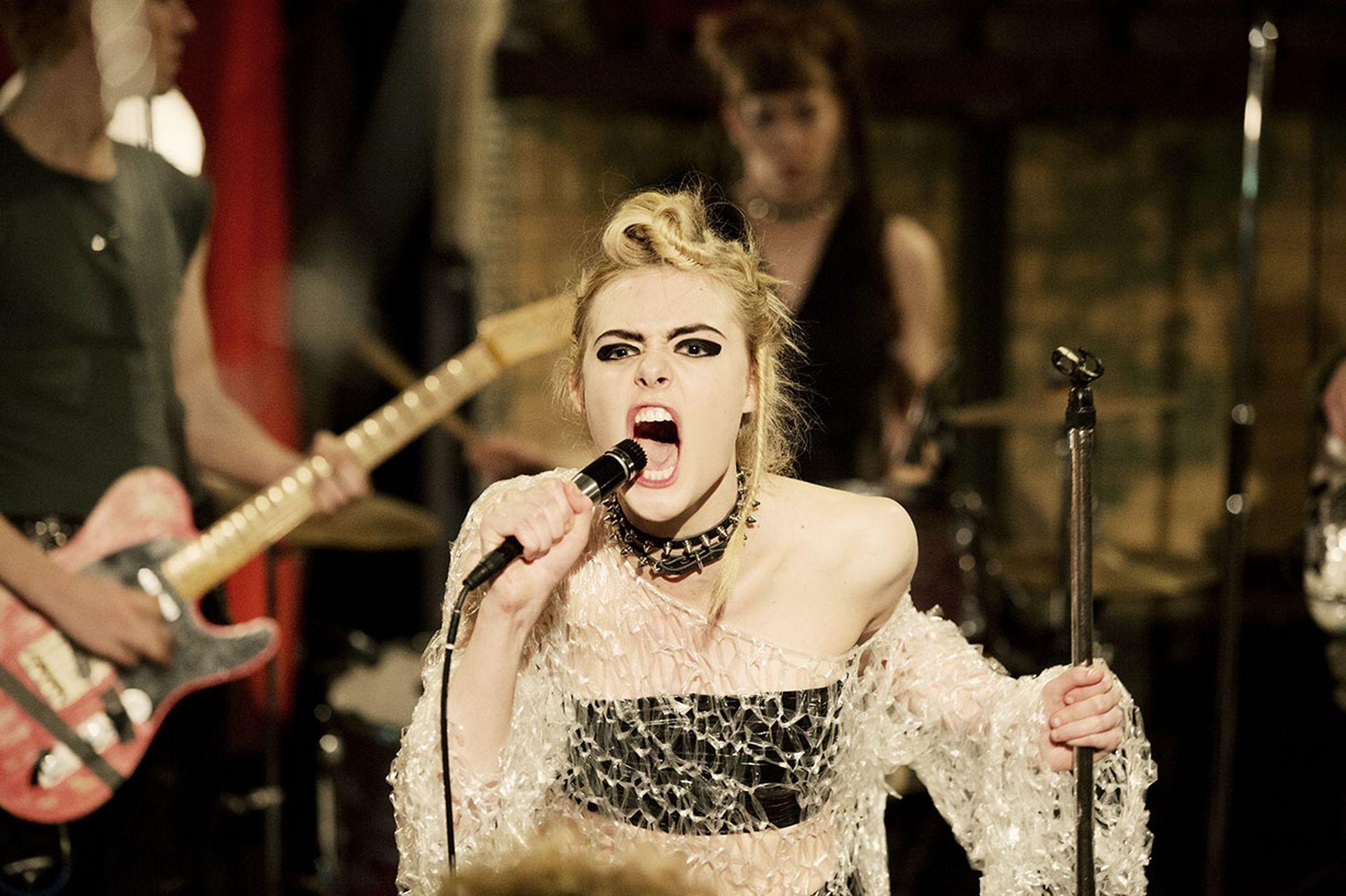 how-to-talk-to-girls-at-parties