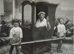 2011.2.2 fabre picasso dans une chaise a porteurs entoure de claude et paloma