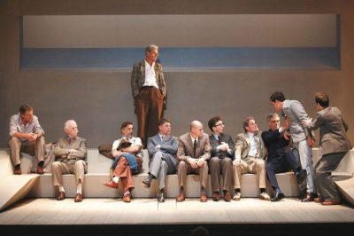 Condamné à la chaise électrique Nous sommes à la fin d’un procès qui se déroule à huis clos. Dehors, la chaleur est étouffante. Mais, à l’intérieur d’une salle du Palais de Justice, les esprits vont s’échauffer aussi jusqu’à bouillir. Il y a là douze hommes d’âges et de professions divers, tirés au sort pour juger un jeune homme pour le meurtre de son père. La chaise électrique l’attend si tous votent coupable. Nous sommes donc au dernier tour de table, alors que le président du jury récapitule les faits. Les preuves du meurtre, le couteau, les rapports violents entre le fils et le père, le vieux voisin qui s’est levé en entendant du bruit et la femme qui aperçoit la scène de l’autre côté du métro aérien. Tout concorde, tout accable la victime. Tout, sauf que le juré numéro 8, joué par Bruno Wolkowitch, ne lève pas le bras avec les autres en signe d’approbation de la culpabilité. Il doute, et va s’en expliquer aux autres, afin de les convaincre.