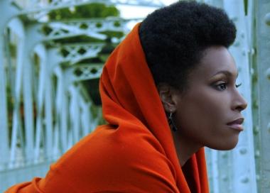 Sandra Nkaké prend ses quartiers d’été à Paris.