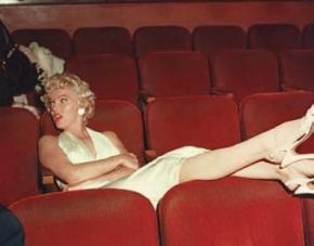 Dans la salle de projection du studio, 1954. Photo libre de droits © Bernard of Hollywood