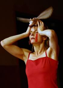 Andrea Sitter – Une Intense Action Restructurante