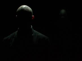 Endormis sous le ciel, un monologue intense et trouble porté par Thomas Bouvet – La Loge