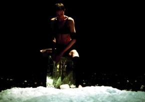 Phia Ménard au Monfort: Alerte aux boules de glace!