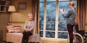 “De l’autre côté de la route” : un cocktail de profondeur et de légèreté