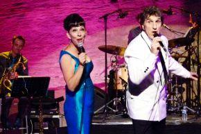 Dino fait son crooner, Shirley fait sa crâneuse  : succulent  !