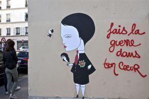 Le street artiste Fred Le Chevalier recouvre les lieux des attentats