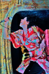 Au Hall de la Chanson, Le Cabaret Stupéfiant invite à un tour de chant aux saveurs opiacées