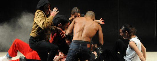 Territoire tonique au Théâtre de la Bastille : une pièce énergiquement dégingandée