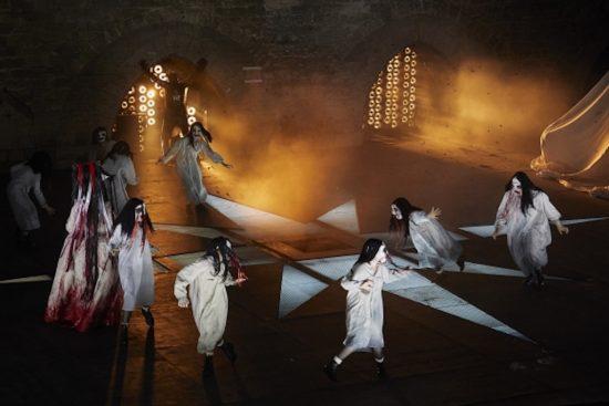 Avignon 18, premier épisode : Thomas Jolly et Julien Gosselin s’attaquent avec brio à la folie du monde