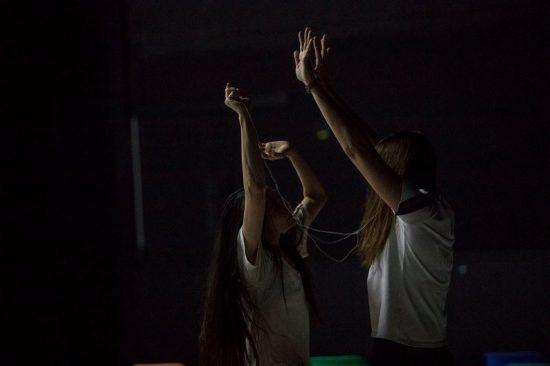 Sœurs aux Bouffes du Nord, guerre fratricide