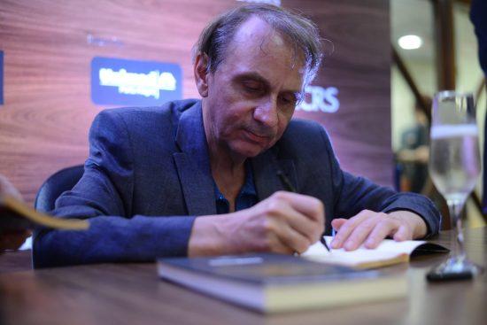 Nom : Houellebecq , Prénom : Michel
