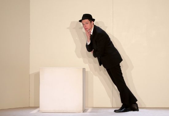 Homme encadré sur fond blanc, Pierric Tenthorey, magicien à l’état pur