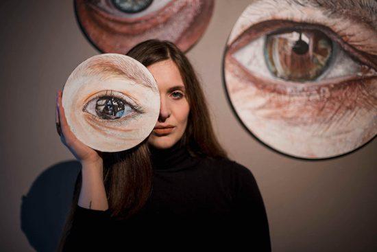 V. : une “portraitiste oculaire”