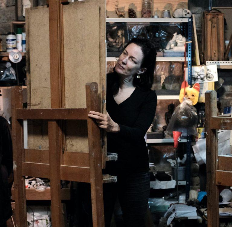 Cornelia Wi : “J’aime particulièrement me plonger dans le jeu avec les couleurs”