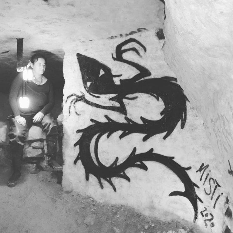 À la découverte du kat’art et de son musée sous-terrain avec Misti, artiste cataphile