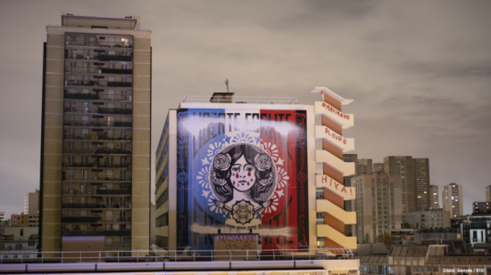 Des graffeurs anonymes font pleurer la Marianne de Shepard Fairey