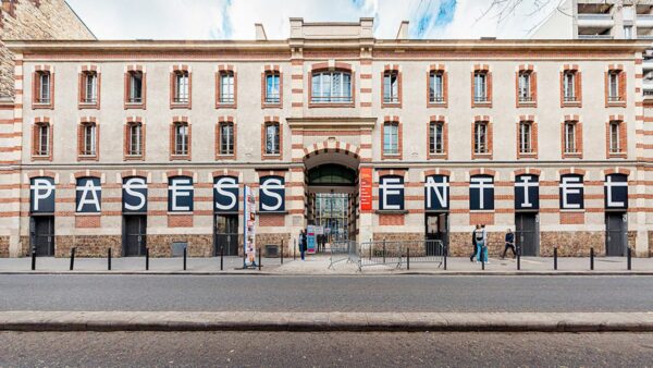 “Pas essentiel” : le message XXL de Rero sur le façade du CENTQUATRE-PARIS