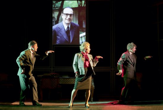 “Douce France”, comédie sur l’Élysée par un trou de serrure