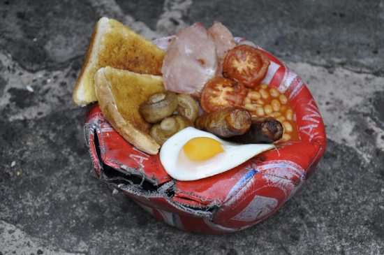 Dion Kitson : “J’aime le caractère poignant des ballons de foot crevés, ils sont des sortes d’autoportraits”