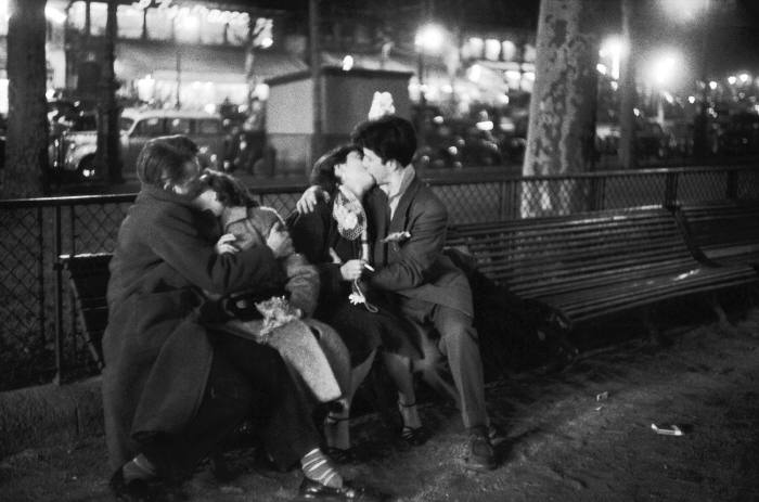 concours photo "LES AMOUREUX" décembre 2021 - Page 3 4-Sabine-Weiss-31-decembre-paris-1954