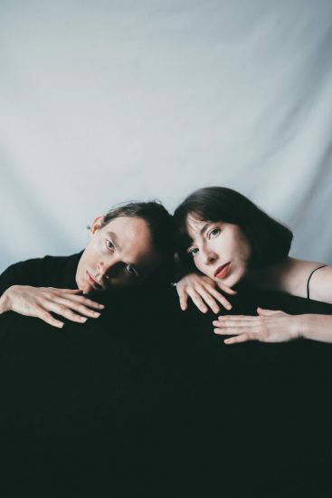 Chanson française, synthés, et harmonica… Barbara Rivage en 4 questions