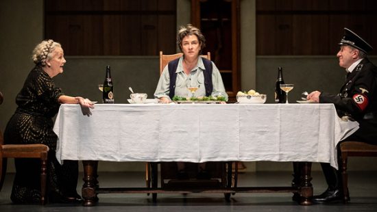 “Avant la retraite”, une comédie grinçante au Théâtre de la Porte Saint-Martin