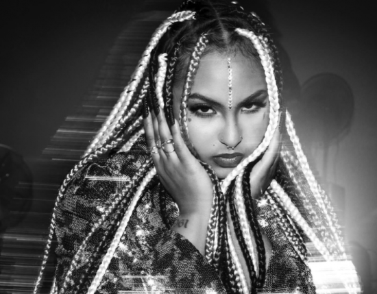 Rencontre avec Sally : le début de sa carrière, ses doutes, la sortie de “Prisonnière”, ses rêves pour le futur