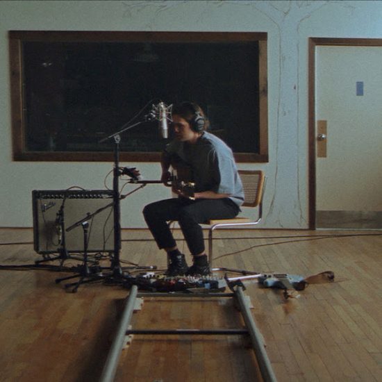 Peter Peter propose une session vidéo de son EP en plan séquence