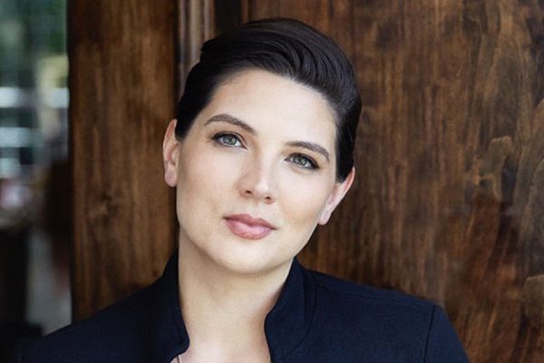 Portrait de Taylor Jenkins Reid, auteure de “Daisy Jones & The Six”