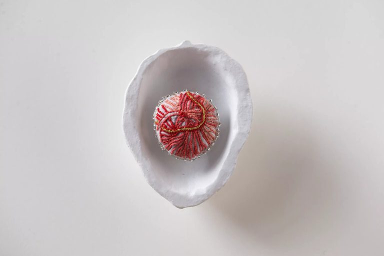 L’artiste Bénédicte Estripeau s’invite à la D Galerie en ligne avec sa nouvelle exposition “Intimité d’un fil”