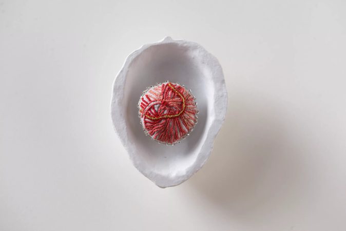 L’artiste Bénédicte Estripeau s’invite à la D Galerie en ligne avec sa nouvelle exposition “Intimité d’un fil”