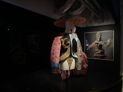 Photographie de l’ensemble veste et fuseau, collection Matador Couture, Collection haute couture automne-hiver 2021-2022 de la Maison Schiaparelli par Daniel Roseberry et photographie du portrait de Lady Gaga par Steven Mersel