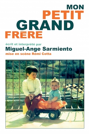 “Mon Petit Grand Frère”, une pièce touchante et singulière de Miguel-Ange Sarmiento au Théâtre Essaïon
