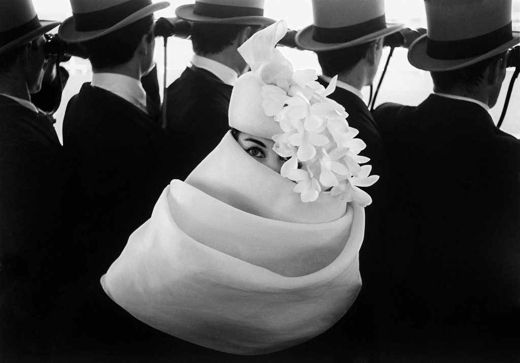 Chapeau Givenchy, Paris, pour Jardin des Modes,1958 © Studio Frank Horvat, Boulogne-Billancourt