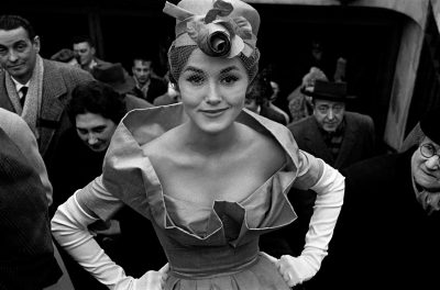 Monique Dutto à la sortie du métro, Paris, pour Jours de France,1959 © Studio Frank Horvat, Boulogne-Billancourt