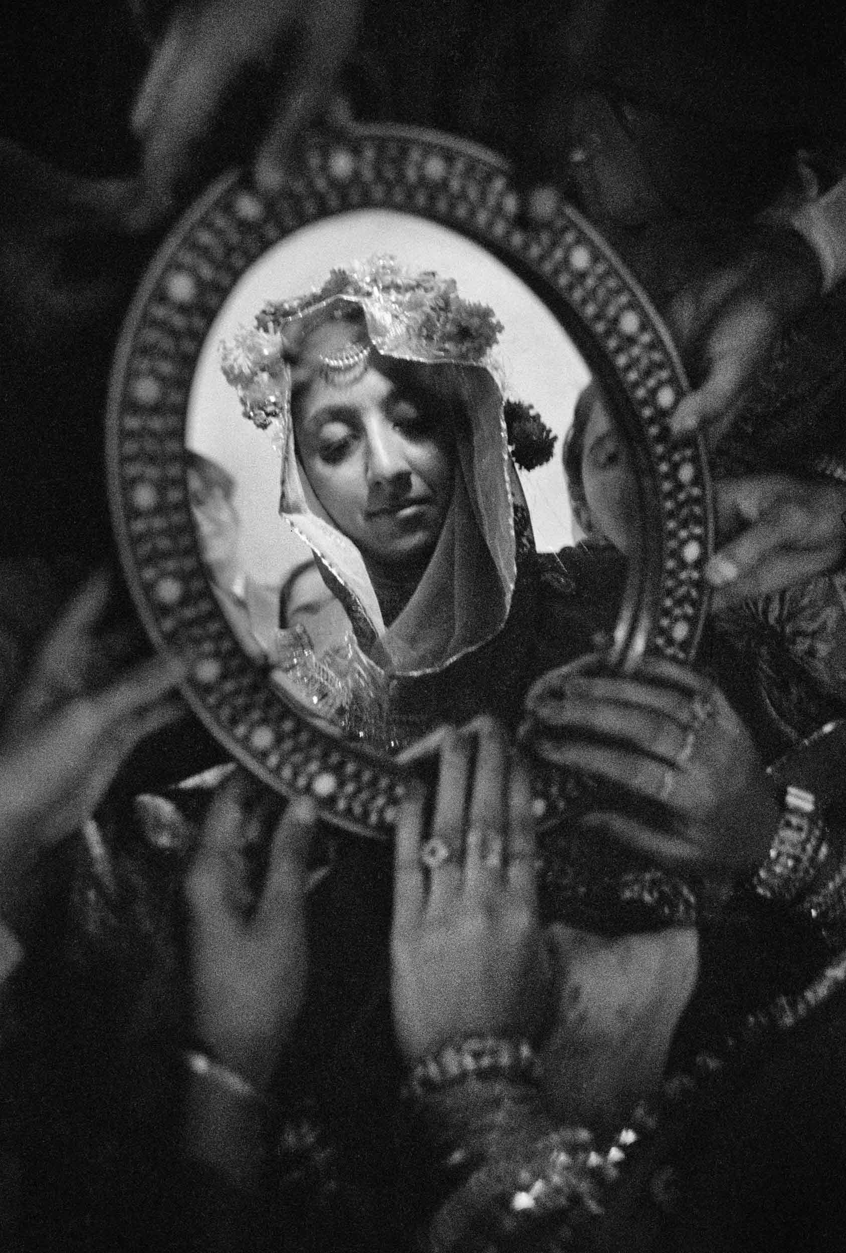 Jeune marié découvrant le visage de sa femme dans un miroir, Pakistan 1952 © Studio Frank Horvat, Boulogne-Billancourt